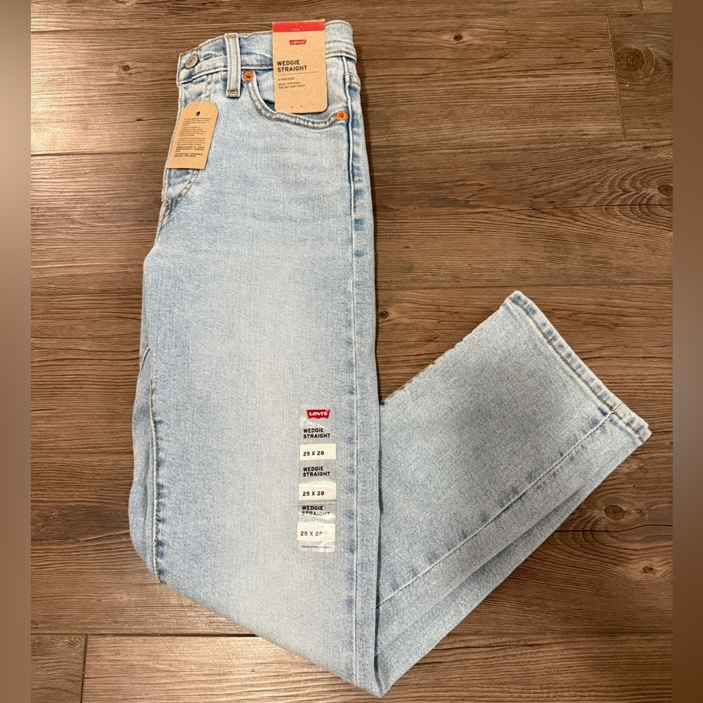 NWT Wedgie Straight Levi’s